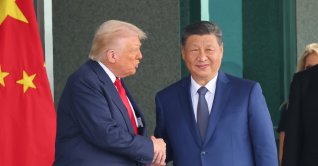 U.S. President Donald Trump (L) and Chinese President Xi Jinping (C) shake hands following their meeting at the Naraemaru reception hall inside an Air Force base in Busan, South Korea, Oct. 30, 2025. (EPA Photo)