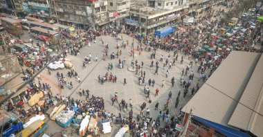 Students block the road at the Tantibazar intersection and protest at a demonstration, Dhaka, Bangladesh, Jan. 14, 2026. (EPA Photo)