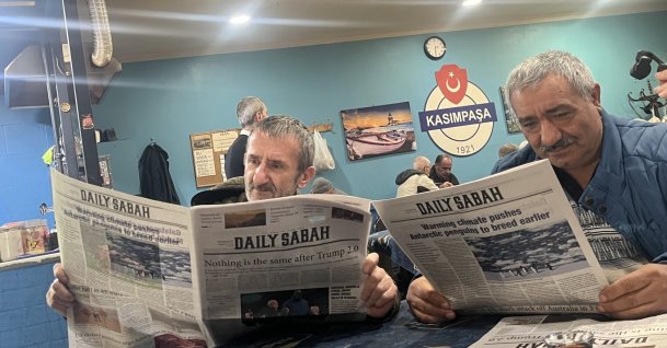 Local men at a traditional coffeehouse review Daily Sabah’s international headlines during a morning briefing, Istanbul, Türkiye, Jan. 28, 2026. (Photo by Betül Tilmaç)