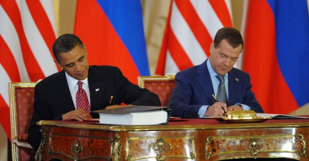 U.S. President Barack Obama (R) and Russian President Dmitry Medvedev sign a treaty cutting their nations' nuclear arsenals at Prague Castle, Prague, April 8, 2010. (AFP Photo)