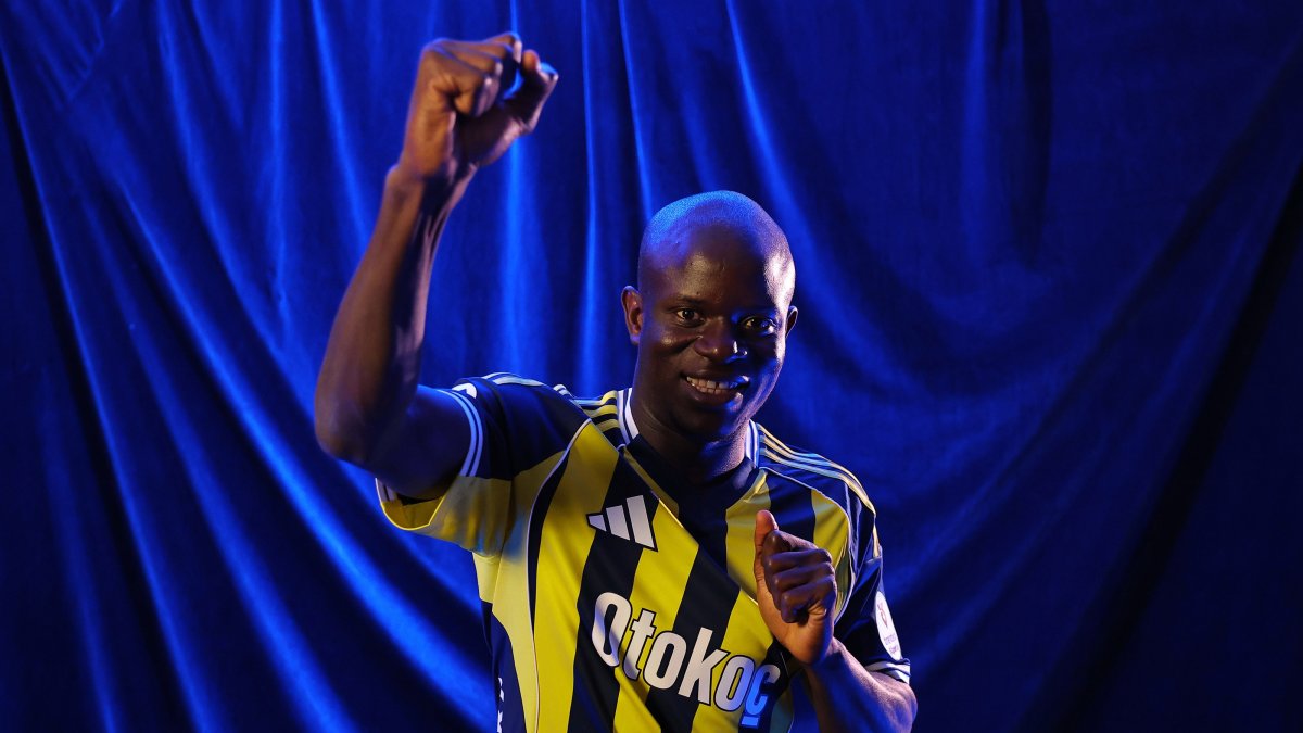 N'Golo Kante poses for a photo after signing as a new Fenerbahçe player, Istanbul, Türkiye, Feb. 4, 2026. (DHA Photo)