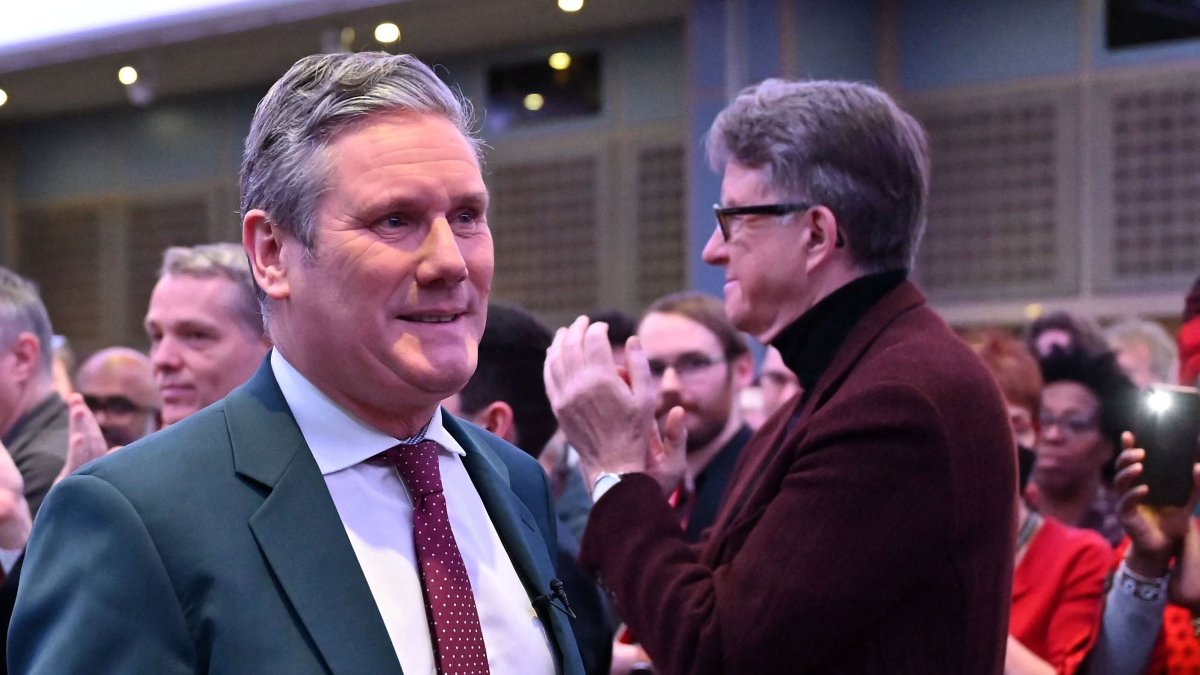 Labour Party leader Keir Starmer (L) acknowledges applause from delegates, including Peter Mandelson (R), at an event in London, U.K., Jan. 28, 2023. (AFP Photo)