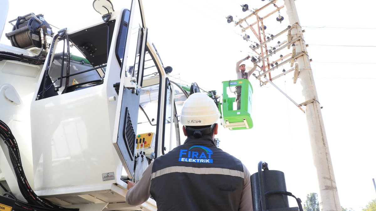 Workers are seen near a transformer station, Malatya, eastern Türkiye, Feb. 5, 2026. (IHA Photo)