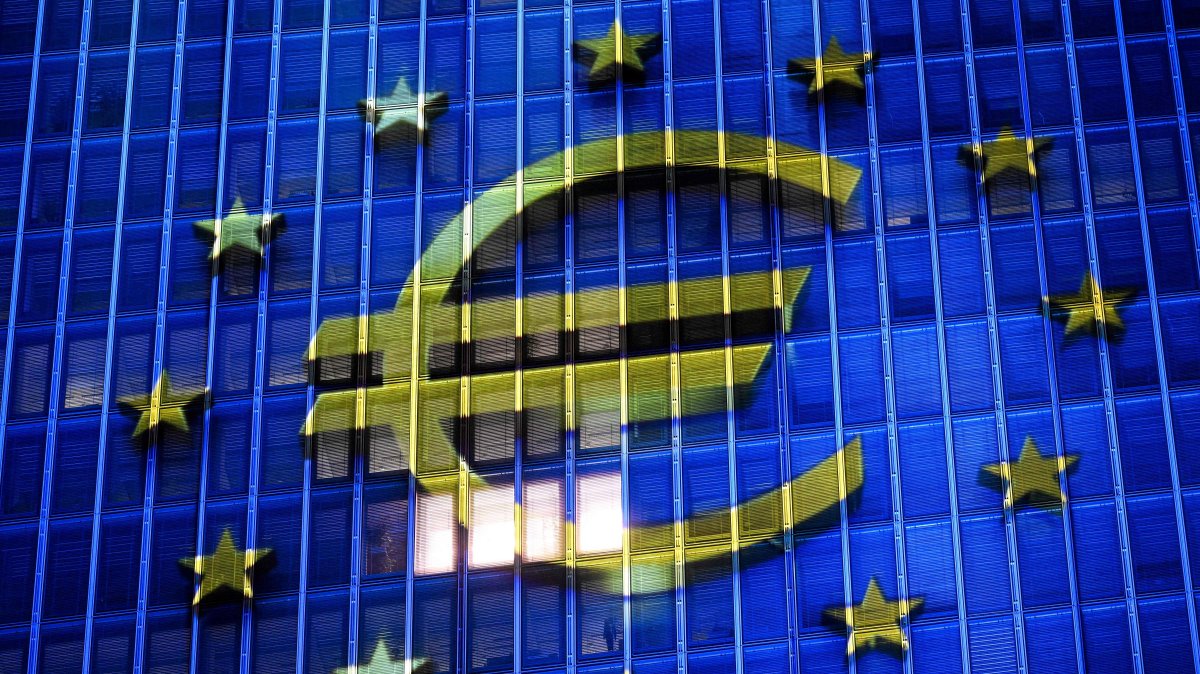 A projection of a euro currency sign is pictured on the facade of the European Central Bank (ECB) headquarters, Frankfurt, Germany, Dec. 30, 2025. (AFP Photo)