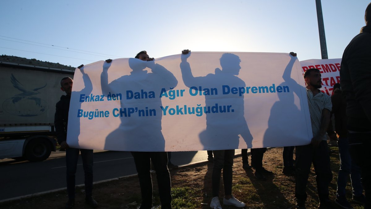 Protesters carry a banner reading "CHP's absence sank heavier than debris" as Özgür Özel visits Hatay, southern Türkiye, Feb. 4, 2026. (AA Photo)