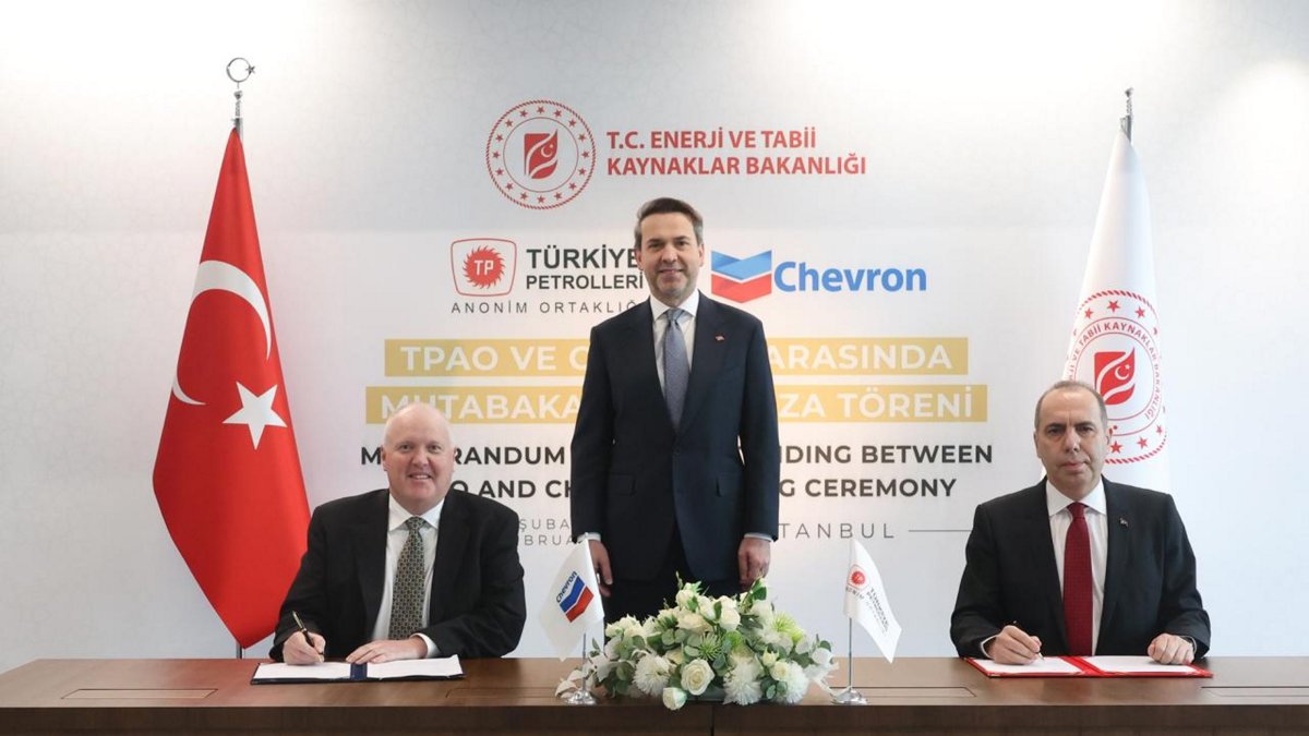 TPAO General Manager Cem Erdem (R) and Chevron's president of corporate business development Frank Mount sign a memorandum in the presence of Energy and Natural Resources Minister Alparslan Bayraktar (C), Istanbul, Türkiye, Feb. 5, 2026. (AA Photo)