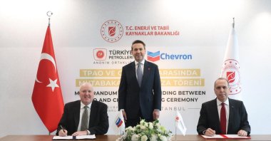 TPAO General Manager Cem Erdem (R) and Chevron's president of corporate business development Frank Mount sign a memorandum in the presence of Energy and Natural Resources Minister Alparslan Bayraktar (C), Istanbul, Türkiye, Feb. 5, 2026. (AA Photo)