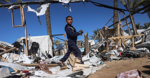 A boy makes his way through debris following an Israeli strike on a camp for displaced Palestinians in Khan Younis in the southern Gaza Strip, Palestine, Feb. 4, 2026. (AFP Photo)