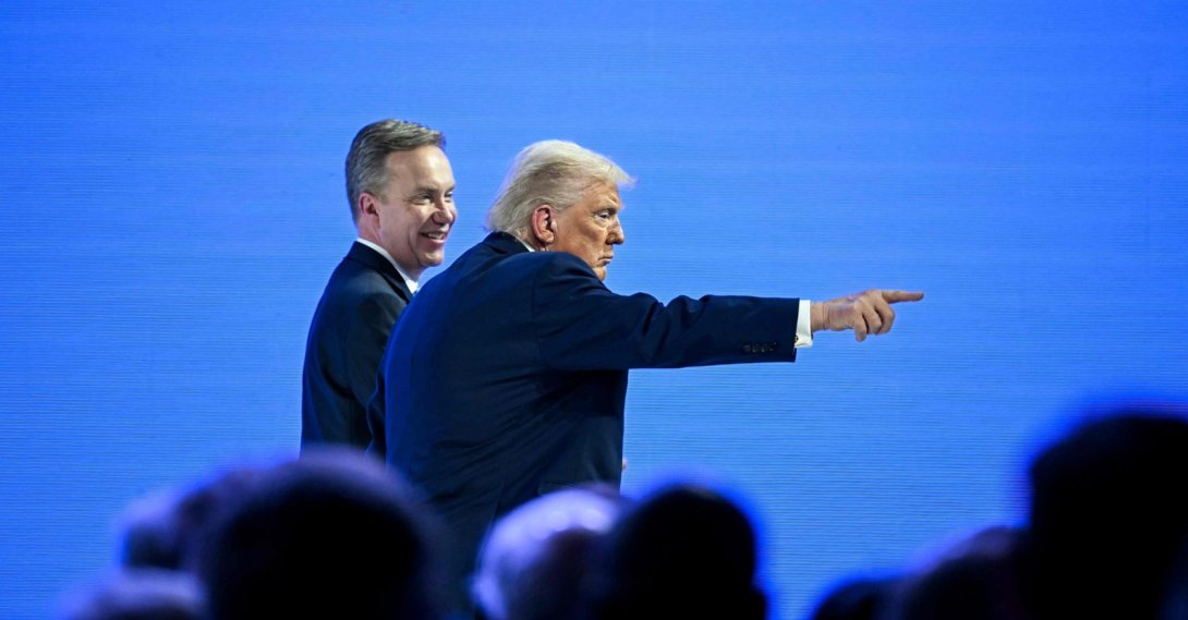 U.S. President Donald Trump (R) gestures flanked by World Economic Forum President and CEO Borge Brende during the World Economic Forum annual meeting in Davos, Switzerland, Jan. 21, 2026. (AFP Photo)