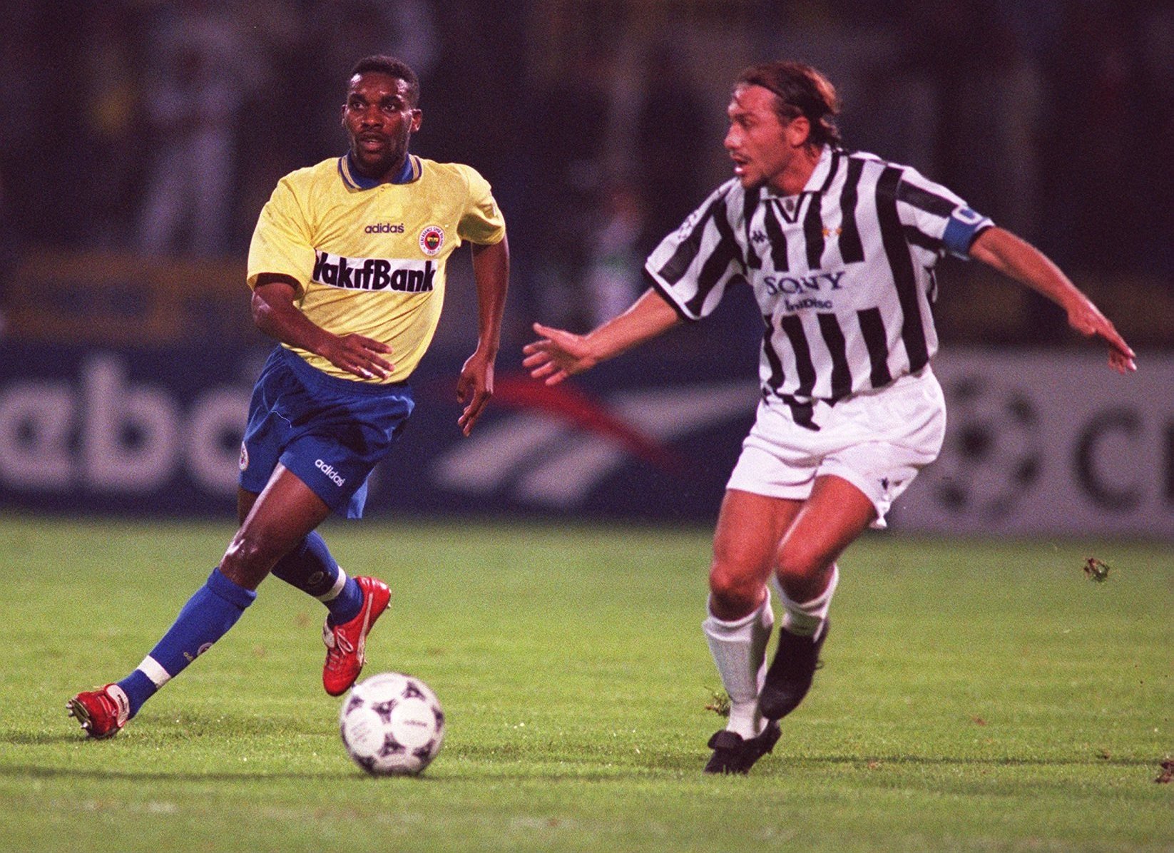 Fenerbahçe's Jay Jay Okocha (L) in action with Juventus' Antonio Conte during the UEFA Champions League match at Şükrü Saracoğlu Stadium, Istanbul, Türkiye, Sept. 25, 1996. (Getty Images Photo)