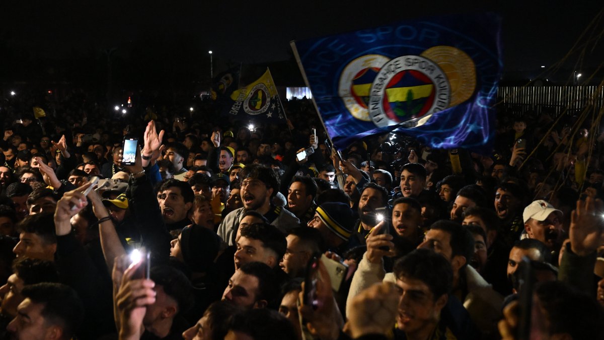 Fenerbahçe fans light flares and wave flags as they welcome France midfielder N'Golo Kante as he arrives at Sabiha Gokçen Airport to complete his transfer to Turkish football club Fenerbahçe, Istanbul, Türkiye, Feb. 4, 2026. (DHA Photo)