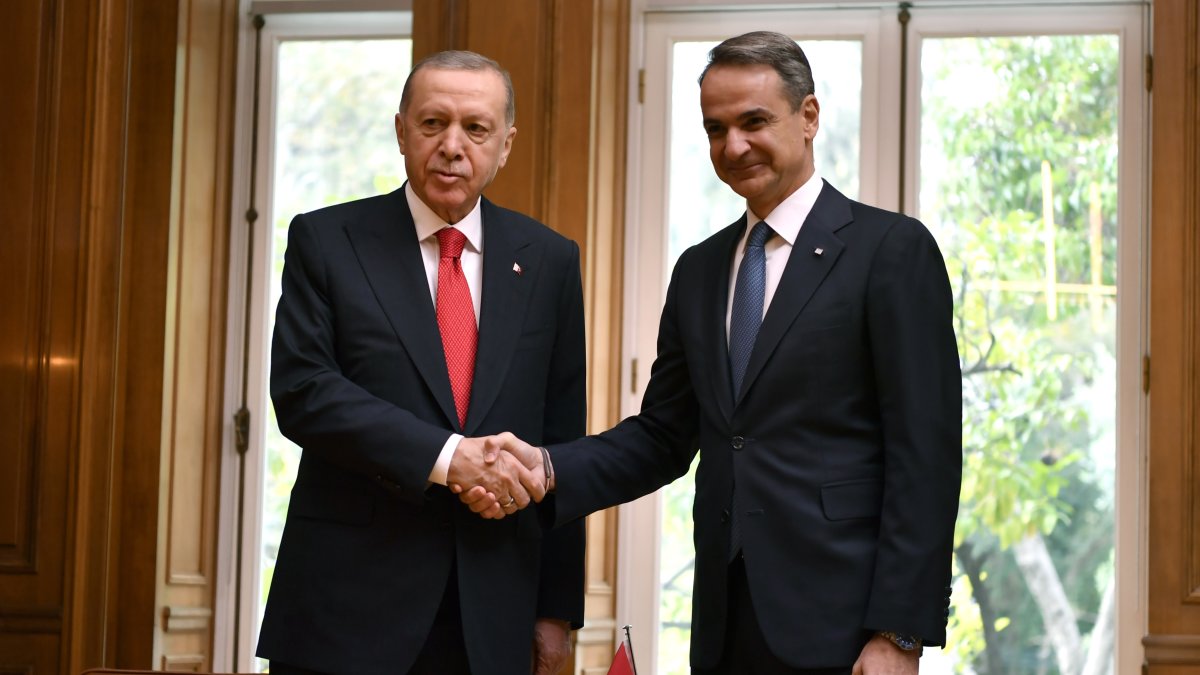 President Recep Tayyip Erdoğan and Greek Prime Minister Kyriakos Mitsotakis shake hands at Maximos Mansion, Athens, Greece, Dec. 7, 2023. (AP Photo)
