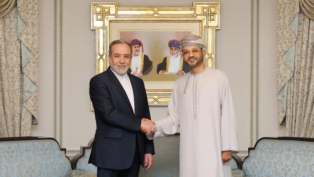  Iranian Foreign Minister Abbas Araghchi (L) shaking hands with Oman’s Foreign Minister Badr bin Hamad al-Busaidi in Muscat, Feb. 6, 2026. (Omani Foreign Ministry Handout via AFP)
