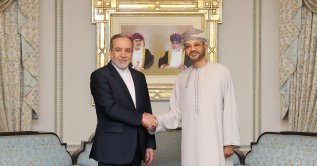  Iranian Foreign Minister Abbas Araghchi (L) shaking hands with Oman’s Foreign Minister Badr bin Hamad al-Busaidi in Muscat, Feb. 6, 2026. (Omani Foreign Ministry Handout via AFP)