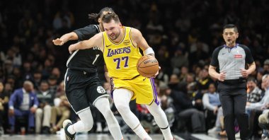 Los Angeles Lakers' Luka Doncic (R) drives past Brooklyn Nets forward Ziaire Williams in the third quarter at Barclays Center, Brooklyn, U.S., Feb. 3, 2026. (Reuters Photo)