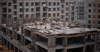 Workers are seen at a construction site, Malatya province, eastern Türkiye, Nov. 21, 2025. (AA Photo)