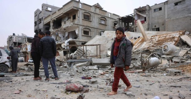 Displaced Palestinians inspect the damage after Israeli aircraft targeted a five-floor house last night, Khan Younis, Gaza Strip, Feb. 6, 2026. (AFP Photo)