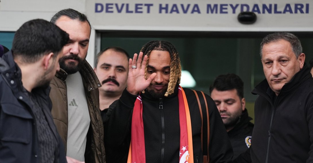 Sacha Boey (C) waves at fans after his arrival at Atatürk Airport to sign as a new Galatasaray player, Feb. 5, 2026. (AA Photo)