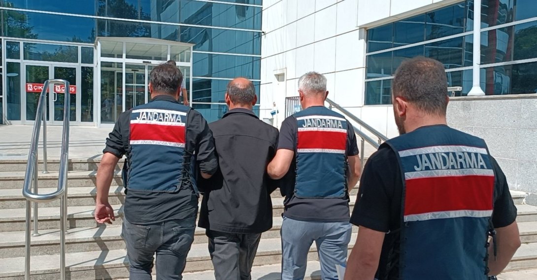 Gendarmerie officers escort a suspected PKK terrorist to the courthouse following his arrest in southeastern Adıyaman province, Türkiye, Sept. 26, 2024. (AA File Photo)