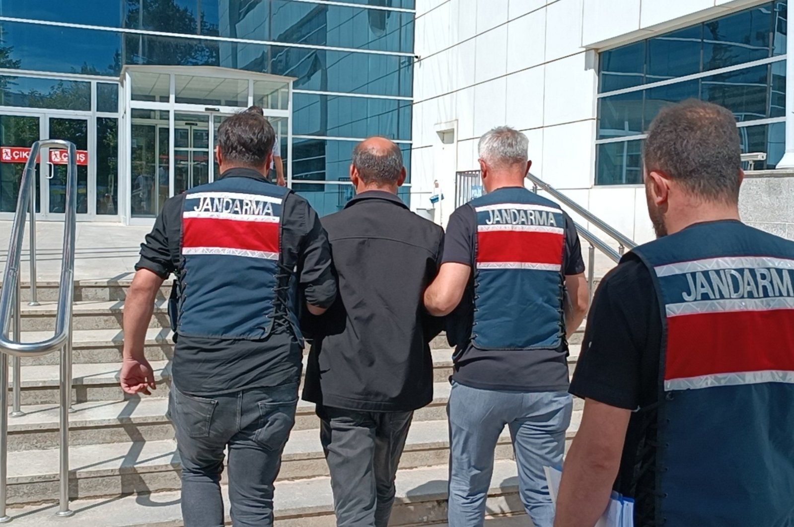 Türkiye Detains 100 Suspects in Cyber Fraud Operations
