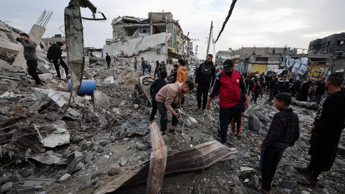 Palestinians inspect a building hit by an Israeli strike, in Gaza City, Feb. 6, 2026. (Reuters Photo)