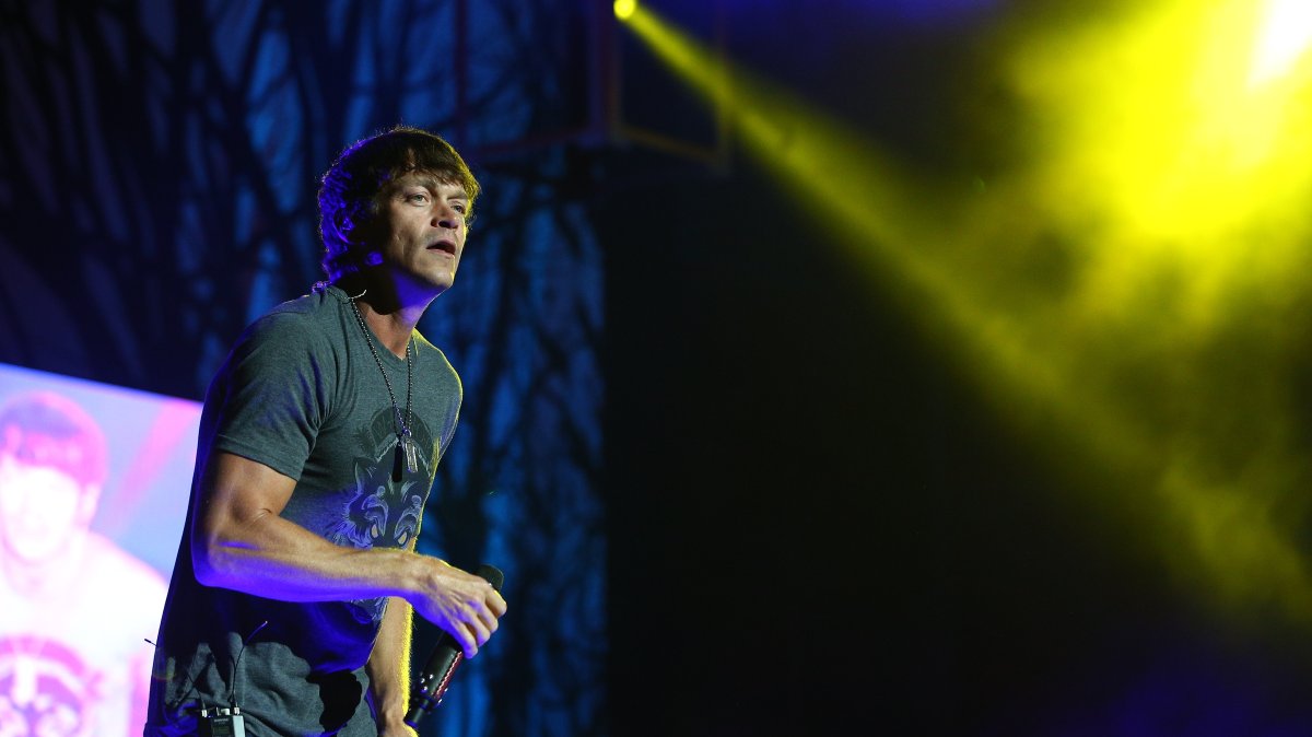3 Doors Down lead singer Brad Arnold looks out into the crowd during a performance at the F.M. Kirby Center in Wilkes-Barre, Pa., U.S., Sept. 7, 2016. (AP Photo)