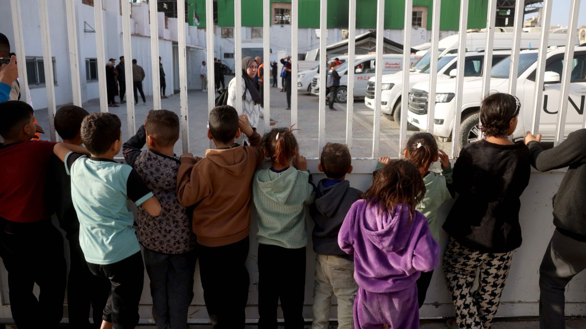 Palestinian children watch as war-wounded Palestinians and other patients prepare to leave the Gaza Strip for treatment through the Rafah border crossing, in Khan Younis, southern Gaza Strip, Feb. 8, 2026. (AFP Photo)