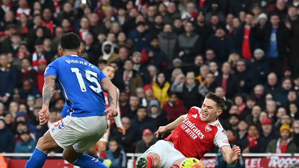 Arsenal's Viktor Gyokeres (R) scores during the English Premier League football match against Sunderland at the Emirates Stadium, London, U.K., Feb. 7, 2026. (AFP Photo)