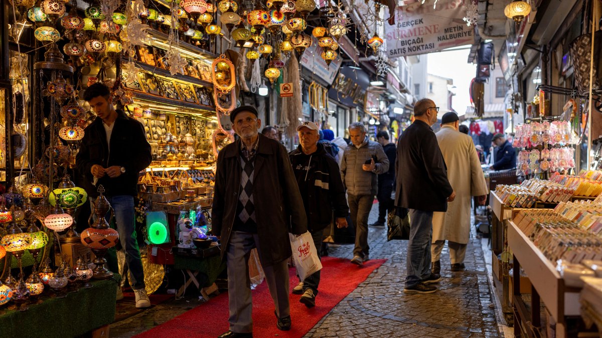 People shop at a bazaar in the Eminönü neighborhood, Istanbul, Türkiye, April 25, 2025. (Reuters Photo)