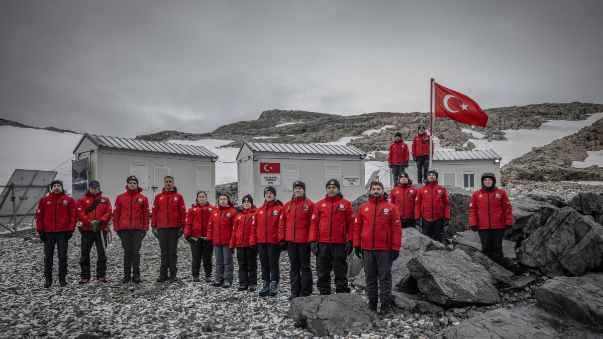 Turkish research team lands in Antarctica for 10th mission