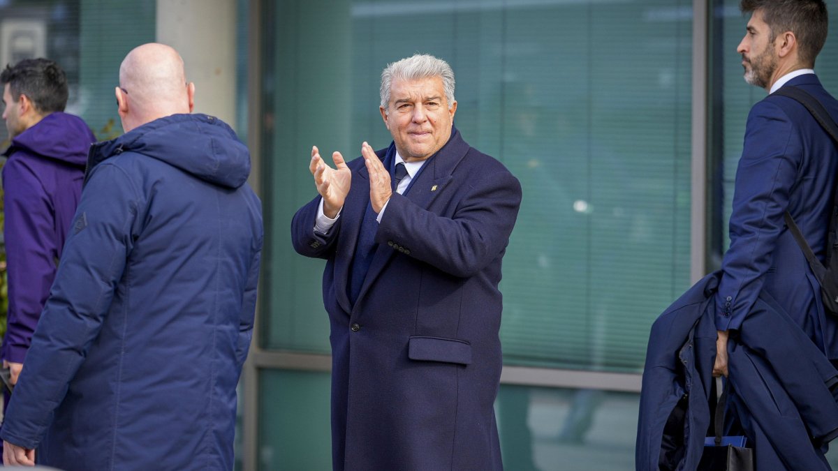 FC Barcelona's President Joan Laporta (C) applauds as the team arrives to the stadium ahead of the Spanish Copa del Rey cup quarterfinals match of Albacete Balompie against FC Barcelona, Albacete, Spain, Feb. 3, 2026. (EPA Photo)