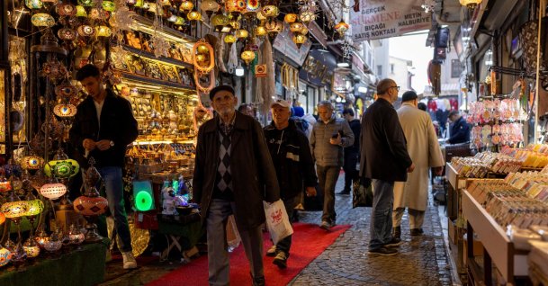 People shop at a bazaar in the Eminönü neighborhood, Istanbul, Türkiye, April 25, 2025. (Reuters Photo)