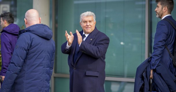 FC Barcelona's President Joan Laporta (C) applauds as the team arrives to the stadium ahead of the Spanish Copa del Rey cup quarterfinals match of Albacete Balompie against FC Barcelona, Albacete, Spain, Feb. 3, 2026. (EPA Photo)