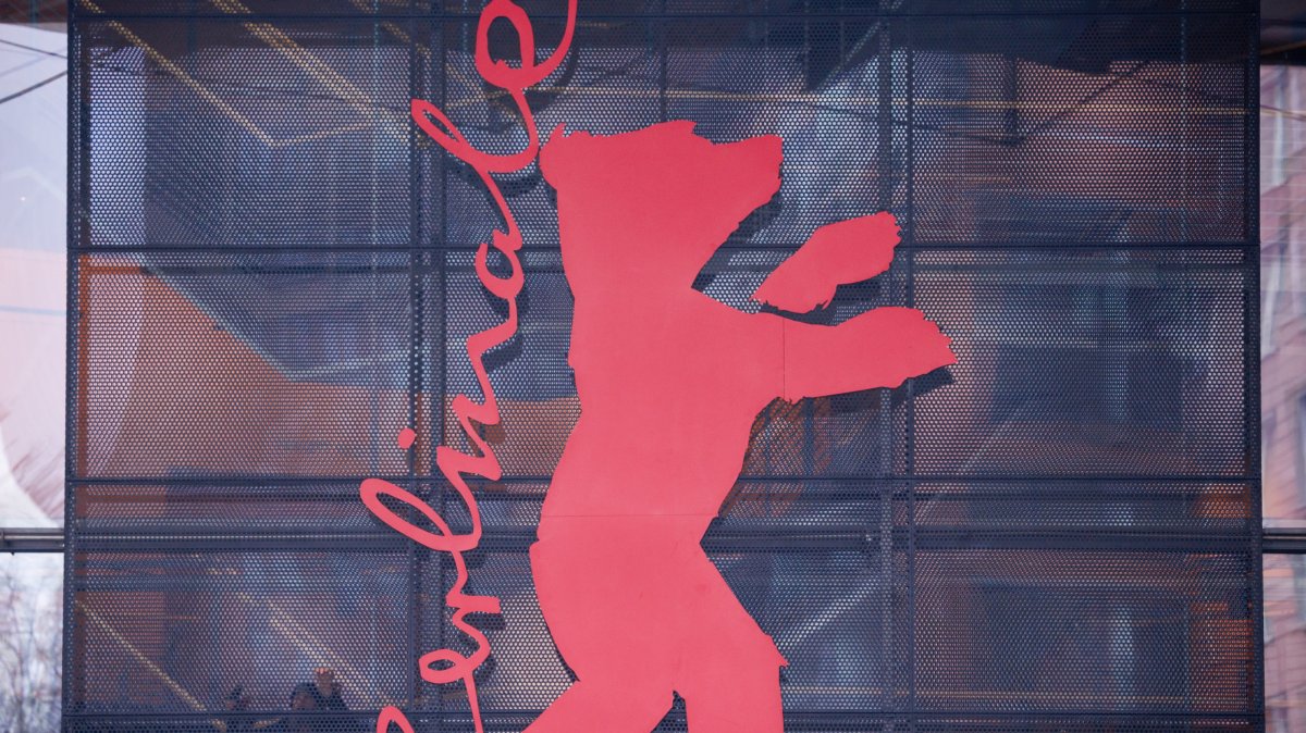 Workers install the symbolic Berlinale Bear ahead of the beginning of the 76th Berlin International Film Festival "Berlinale" in front of the Berlinale Palace, Berlin, Germany, Feb. 6, 2026. (EPA Photo)
