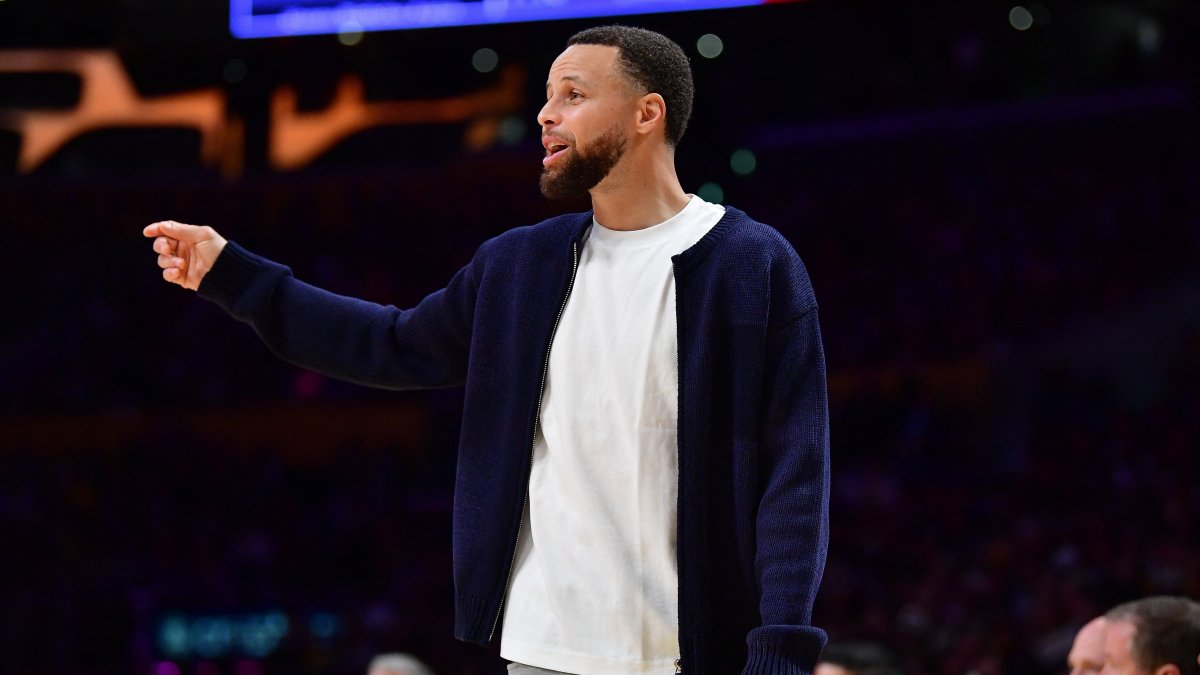 Golden State Warriors' Stephen Curry watches the action during the second half of the match against the Los Angeles Lakers at Crypto.com Arena, Los Angeles, U.S., Feb. 7, 2026. (AFP Photo)
