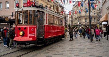 A nostalgic tram passes along busy Istiklal Avenue in Istanbul, Türkiye, April 10, 2023. (Shutterstock Photo)