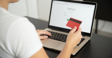 Valentine's Day spending, combined with the additional demand from Ramadan, coming in the same period this year, is expected to boost e-commerce volume in February in Türkiye. (Shutterstock Photo)