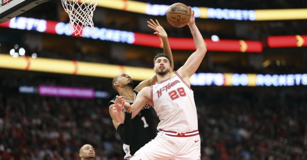 Houston Rockets' Alperen Şengün (R) attempts to control the ball as San Antonio Spurs forward Victor Wembanyama defends during the second quarter at Toyota Center, Houston, U.S., Jan. 28, 2026. (Reuters Photo)
