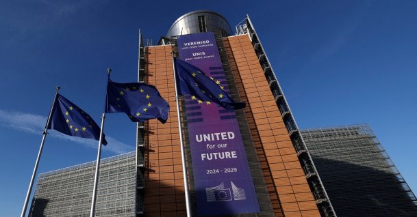 European Union flags flutter outside the European Commission headquarters in Brussels, Belgium, Dec.15, 2025. (Reuters File Photo)