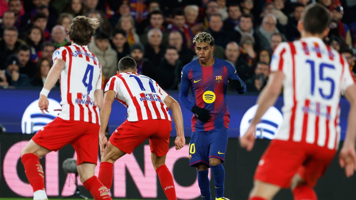 Barcelona's Lamine Yamal (2nd R) in action during the La Liga match against Atletico Madrid, Barcelona, Spain, Dec.2, 2025. (AP Photo)