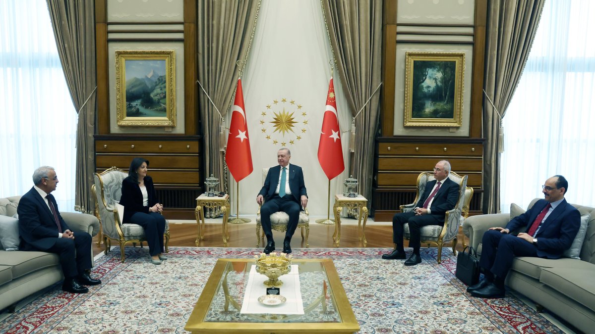 President Recep Tayyip Erdoğan, accompanied by intelligence chief Ibrahim Kalın (1st R) and AK Party acting Chair Efkan Ala (2nd R), hosts lawmakers Pervin Buldan (2nd L) and Mithat Sancar (1st L), Ankara, Türkiye, Feb. 11, 2026. (AA Photo)