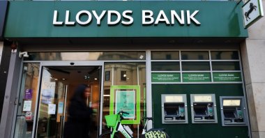 A pedestrian passes a Lloyds branch, London, U.K., Jan. 29, 2026. (EPA Photo)