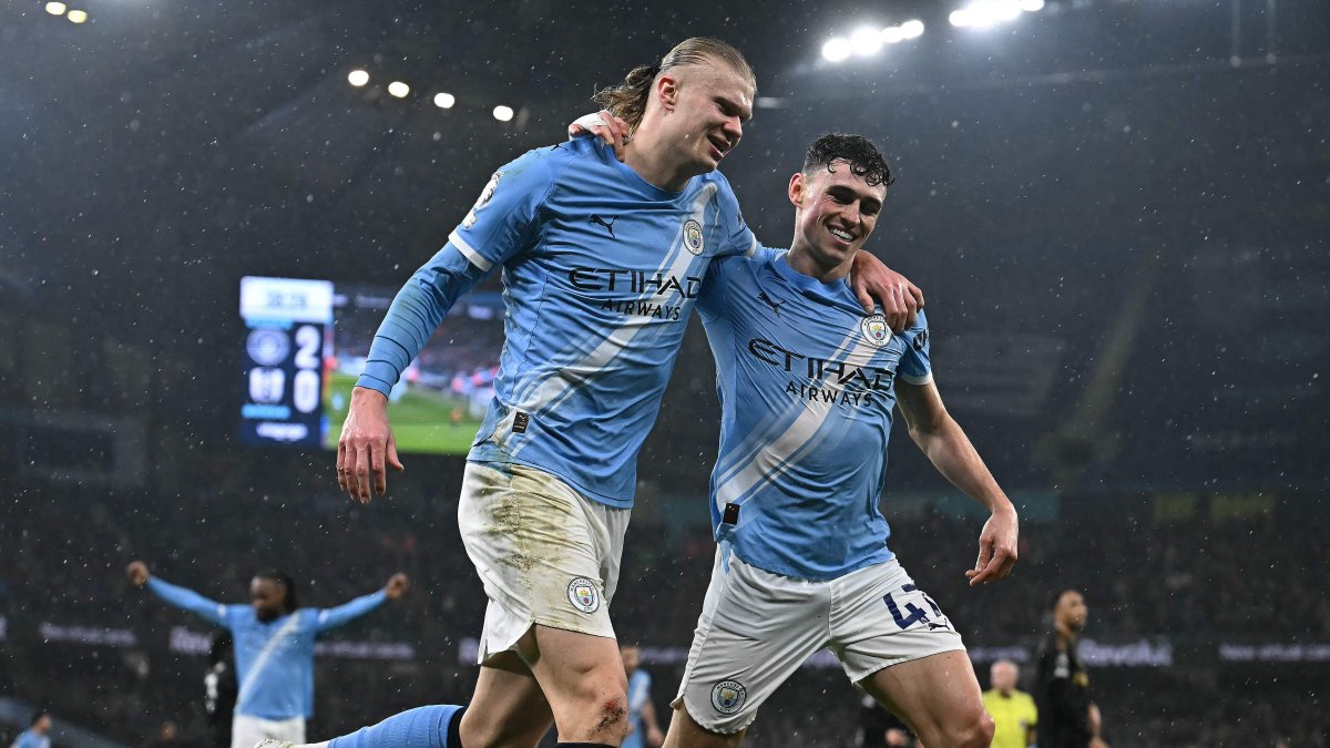 Manchester City's Erling Haaland celebrates with teammate Phil Foden after scoring the team's third goal during the English Premier League match against Fulham at the Etihad Stadium, Manchester, U.K., Feb. 11, 2026. (AFP Photo)