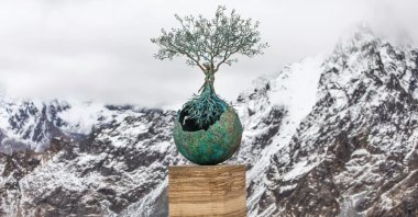 An artwork by Andrea Roggi on display at the outdoor exhibition "L’Art au Sommet," Courchevel, France, Feb. 10, 2026. (Photo by Funda Karayel)