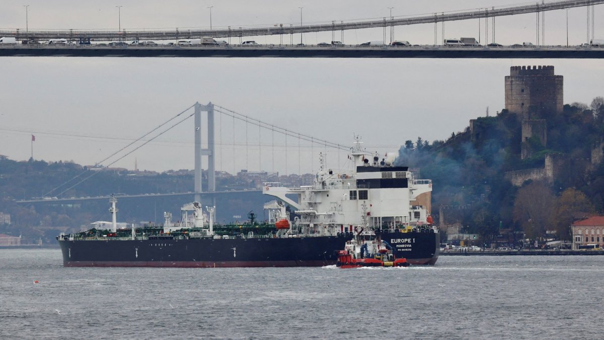 The Liberian-flagged crude oil tanker Europe I sails in the Bosporus, Istanbul, Türkiye, Dec. 13, 2022. (Reuters Photo)