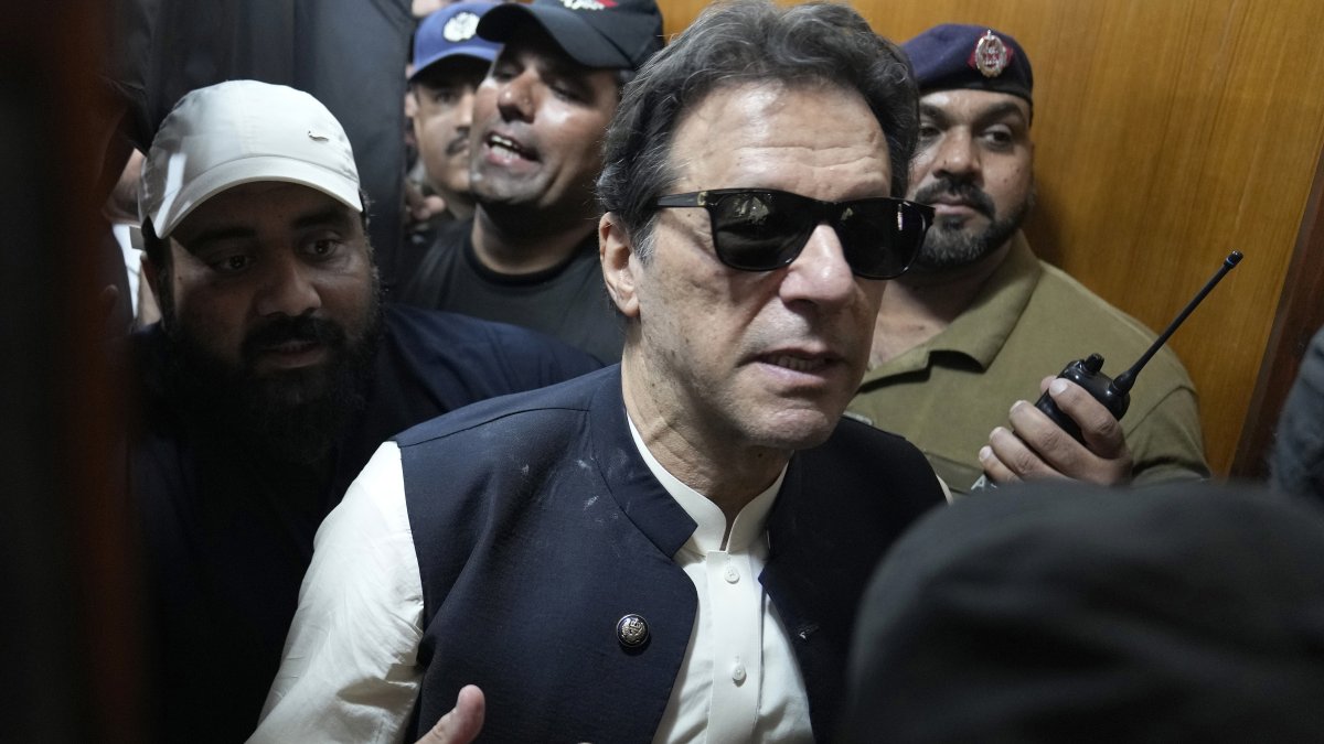 Former Pakistani Prime Minister Imran Khan (C) leaves court after an appearance, Lahore, Pakistan, May 19, 2023. (AP Photo)