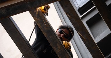 A worker welds a beam, Malatya province, eastern Türkiye, Nov. 21, 2026. (AA Photo)