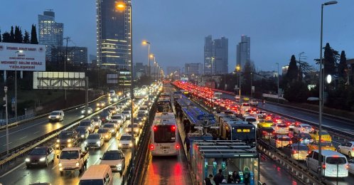 Motorists sit in heavy traffic on a highway, Istanbul, Türkiye, Feb. 9, 2026. (AA Photo)