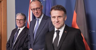 Germany's Chancellor Friedrich Merz (C), Britain's Prime Minister Keir Starmer (L) and France's President Emmanuel Macron (R) pose for a picture during the Munich Security Conference in Germany, Feb. 13, 2026. (AFP Photo)