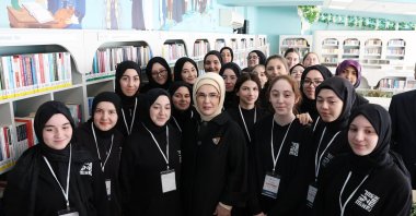 First lady Emine Erdoğan poses with students during her visit to the newly opened school library at Üsküdar Mihrimah Sultan Girls’ Anatolian Imam Hatip High School, Istanbul, Türkiye, Feb. 14, 2026. (AA Photo)